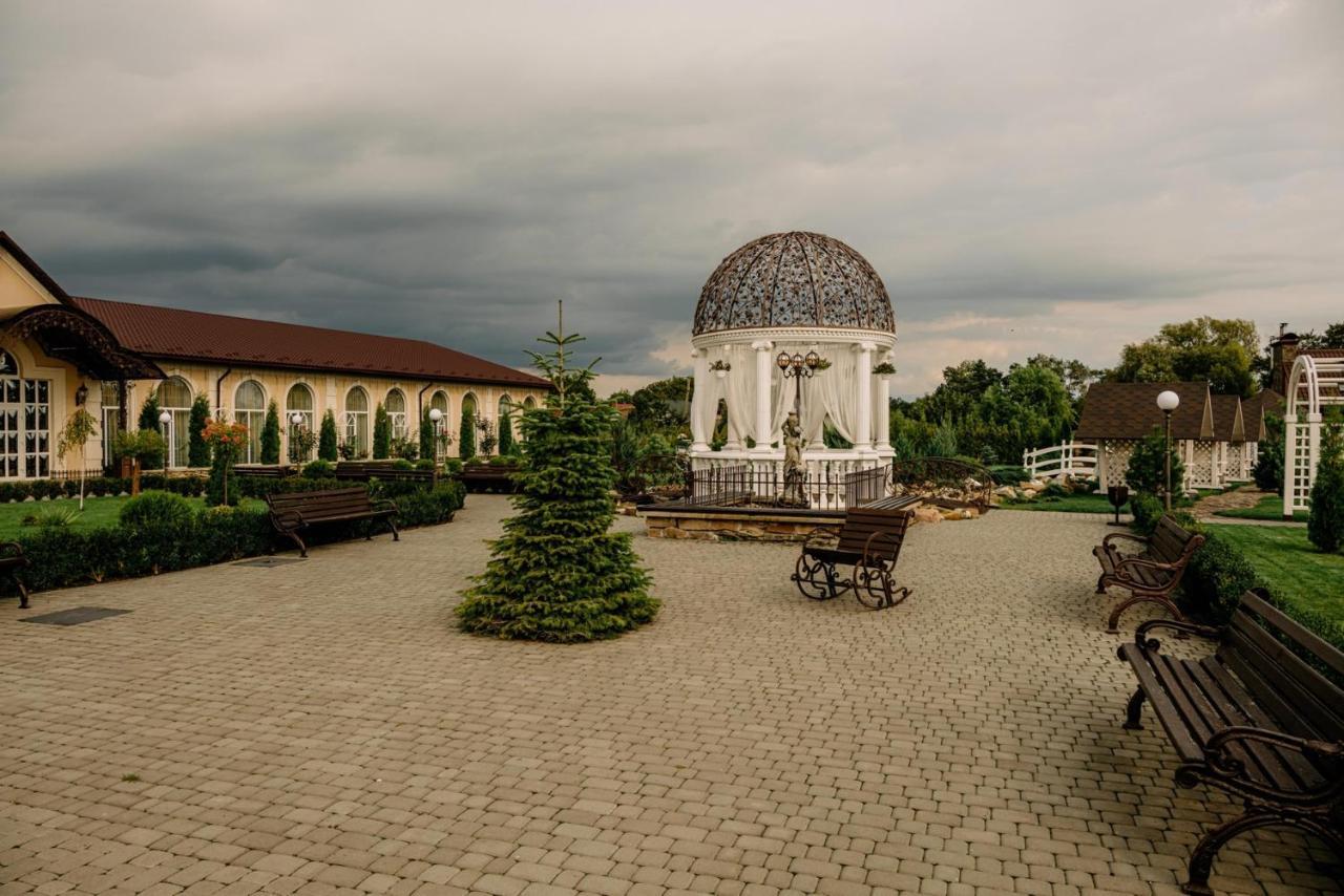 Готельно-Ресторанний Комплекс Прованс Парк Potschajiw Exterior foto