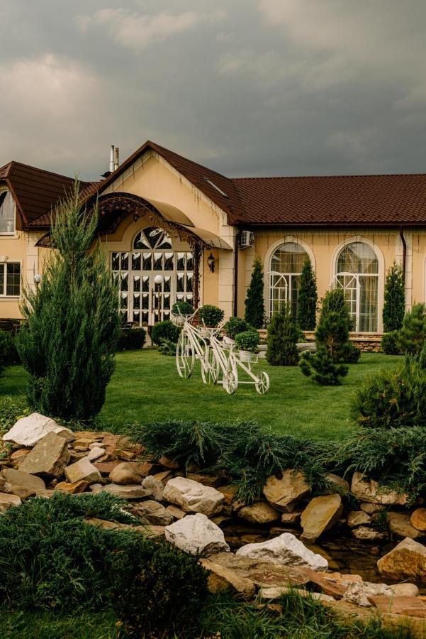 Готельно-Ресторанний Комплекс Прованс Парк Potschajiw Exterior foto