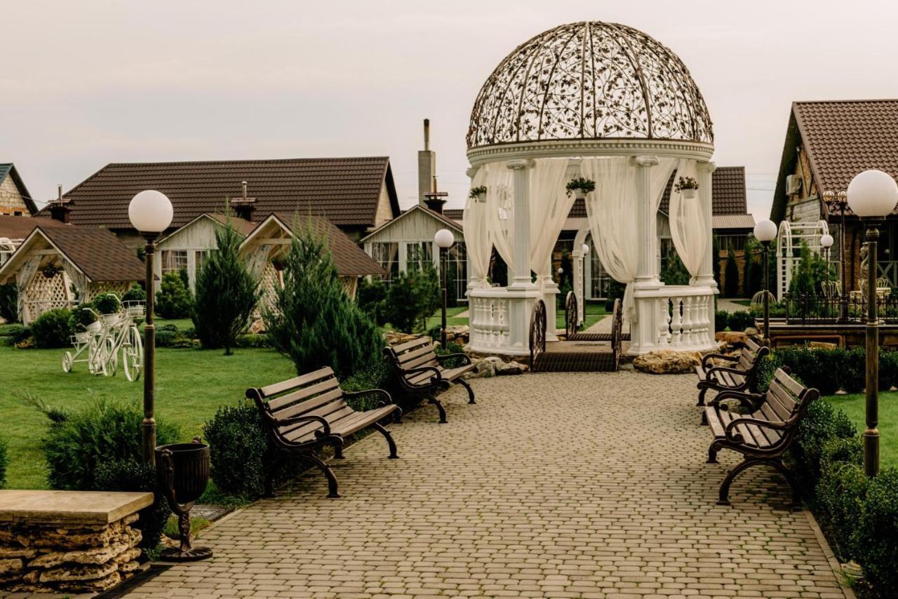 Готельно-Ресторанний Комплекс Прованс Парк Potschajiw Exterior foto